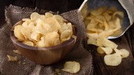 Soy experta en protocolo y así tienes que comerte las patatas fritas: "Al abrir una bolsa..."