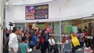 Fans de Cazzu abarrotan librería del Fondo de Cultura: así se vivió la firma de autógrafos