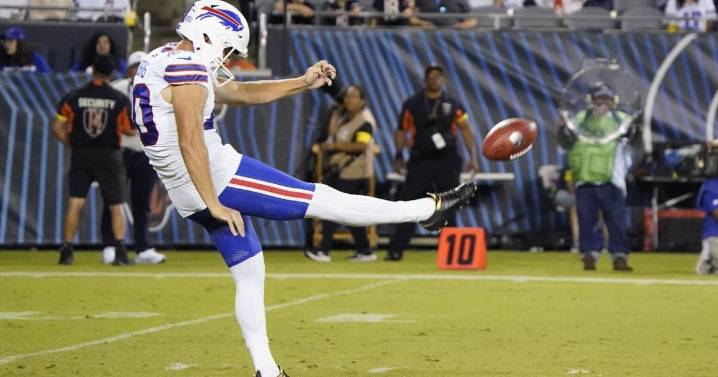 With notebook in hand, Buffalo Bills punter Brad Robbins becomes more aggressive