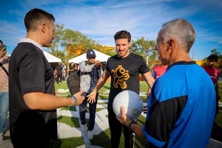 Inaugura Samuel cancha en Escobedo con una 'cascarita'