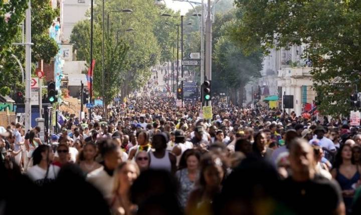Incautan armas y detienen a 100 personas previo al carnaval de Notting Hill en Londres