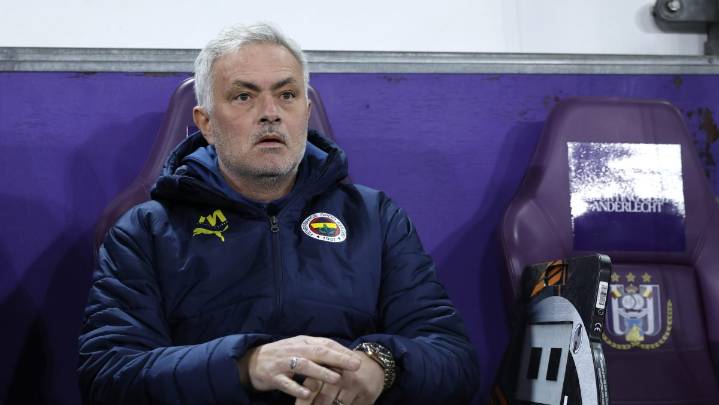 Fenerbahce de Edson Álvarez se queda sin técnico tras despido de Mourinho