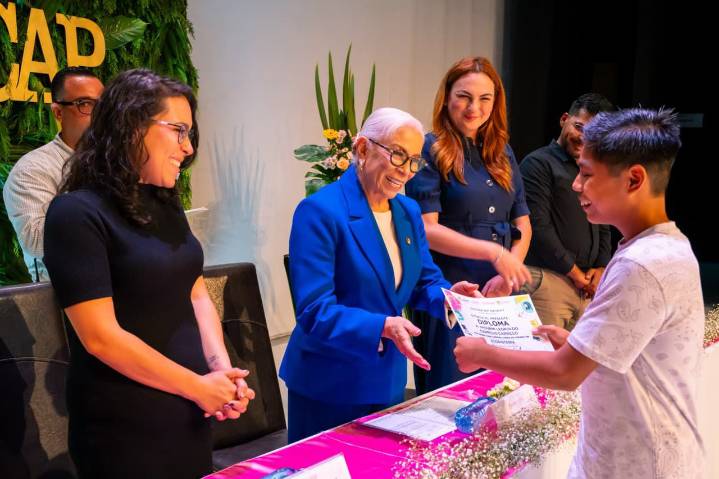 Beatriz Estrada culmina cursos CECAP DIF 2025