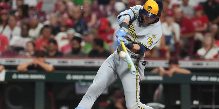 Yelich hits 2 HRs as MLB-best Brewers rally past Reds 10-8, tie club record with 13th straight win