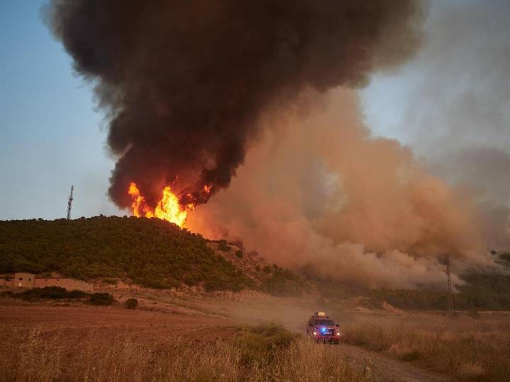 El incendio de Carcastillo sigue activo: bomberos y medios aéreos continúan con las labores de extinción