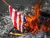 Arrestan a hombre por quemar bandera de EU: Casa Blanca