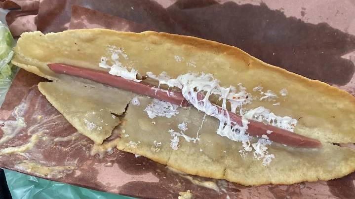 Turista en Pátzcuaro desata polémica por quesadillas “con poco queso”