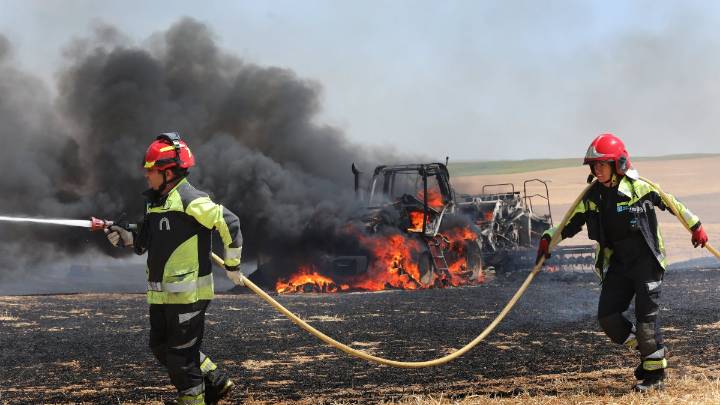 El incendio de una empacadora y un tractor arrasa varias hectáreas de cultivo en un pueblo de Palencia