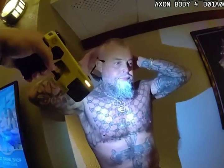 Brutal arresto en video: detienen a un ganador del Powerball tras patear a un policía de Florida en la cara