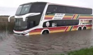 Un micro quedó varado en una zanja inundada y rescataron a los pasajeros en lancha