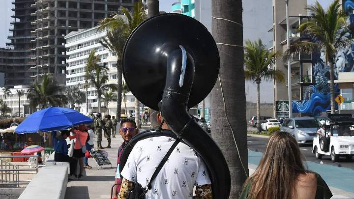 A los músicos de Mazatlán les va bien en las playas, pero no como esperaban