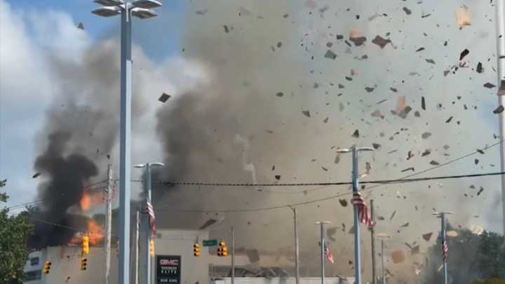 Explosión en una tubería de gas deja a tres bomberos heridos en Carolina del Norte