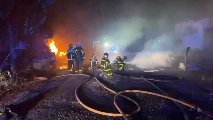 13 dotaciones de bomberos trabajan para extinguir un incendio en una nave industrial en Getafe