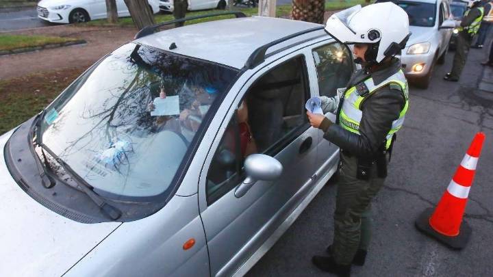 Multas superan los 100 mil pesos: Estos son los autos que no pueden circular este jueves en 34 comunas