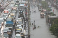 Rescatan a 800 personas del monorraíl de Bombay en otro día de caos por lluvias en India