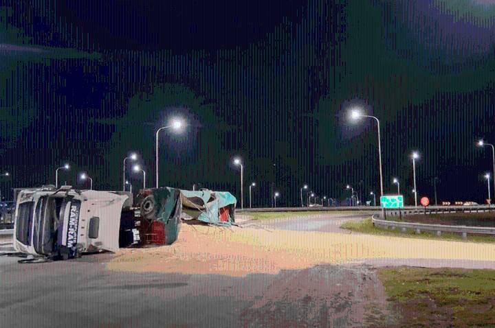 Volcó un camión que transportaba harina de soja en Villaguay