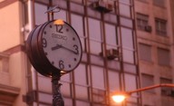 ¿Habrá que atrasar los relojes? Se viene el debate para modificar el huso horario en todo el país
