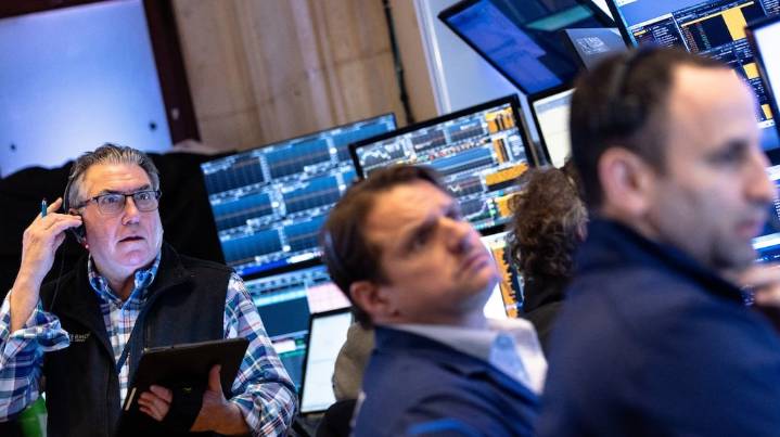Tras las medidas del Banco Central, las acciones que cotizan en Nueva York operan con caídas de hasta 15%