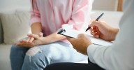 La depresión en menores se manifiesta con dolor físico, irritabilidad o bajo rendimiento escolar, según psicóloga