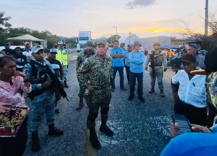 Habitantes bloquean carretera federal en Morro Mazatán; denuncian represión militar y exigen respuesta presidencial inmediata