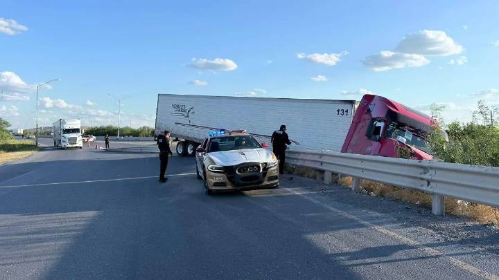 Tráiler cargado de aguacates choca contra un muro en Tamaulipas: accidente en la carretera Piedras Negras