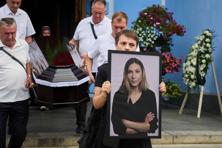 Rinden último homenaje a periodista ucrania que murió en cautiverio en Rusia
