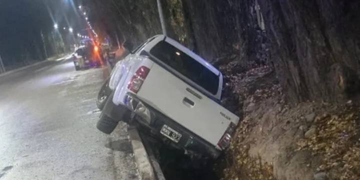 Un hombre manejaba borracho y volcó su camioneta en Mendoza: tenía casi 5 veces más de alcohol en sangre que lo permitido