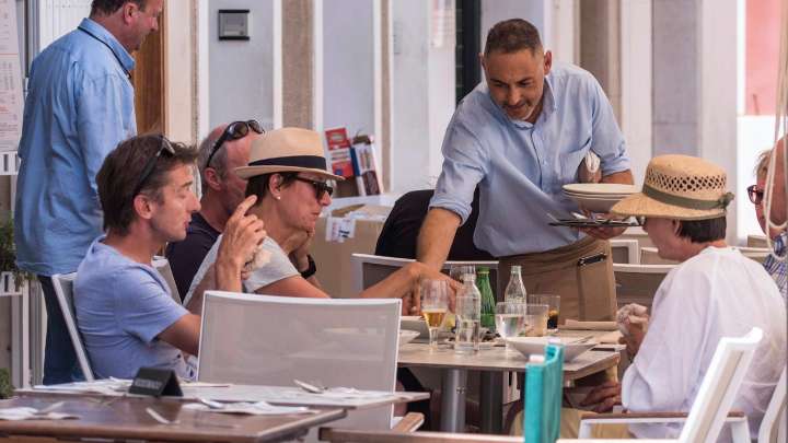 Un camarero de un chiringuito de Ibiza, muy crítico con algunos clientes: "Lo que hacen es muy feo"