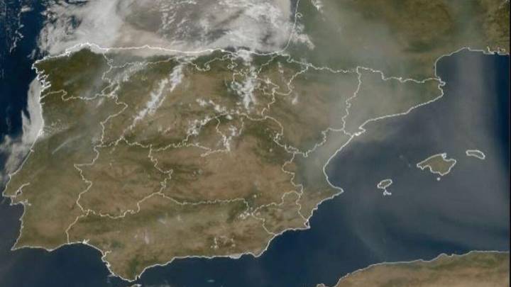El humo de los incendios en la Península tiñe de blanco el cielo de Mallorca