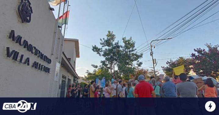 Con antorchas, vecinos salieron a marchar por las calles de Villa Allende