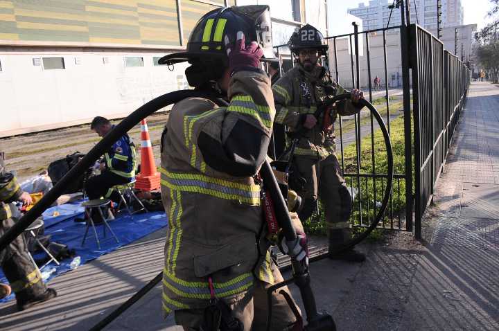Minibús escolar con 26 estudiantes a bordo cae a zanja en Coronel, Región del Biobío