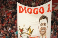 Un acongojado Anfield homenajea a Diogo Jota y su hermano en partido Liverpool