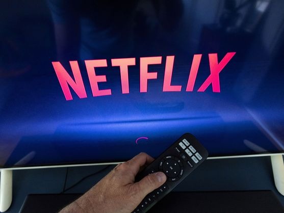 La serie francesa de ocho episodios que "la rompe" en Netflix y se convirtió en la más vista