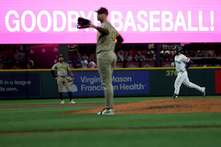 Padres hold off Mariners to even series