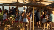 Chanclas en la oficina y bañadores en los restaurantes: el eterno debate sobre cómo vestirse en verano