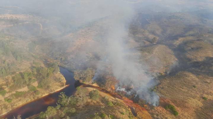 Infoca combate un incendio forestal declarado en Villanueva de los Castillejos