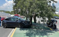 Choca conductora Tesla contra árbol en Morones Prieto