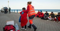 El Gobierno da el último paso para derivar a los menores inmigrantes de Ceuta y Canarias a otras autonomías