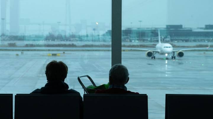 Más de un centenar de pasajeros en Zaragoza se quedan en tierra por la avería de un avión