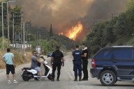 Evacuaciones masivas por incendios forestales en Grecia