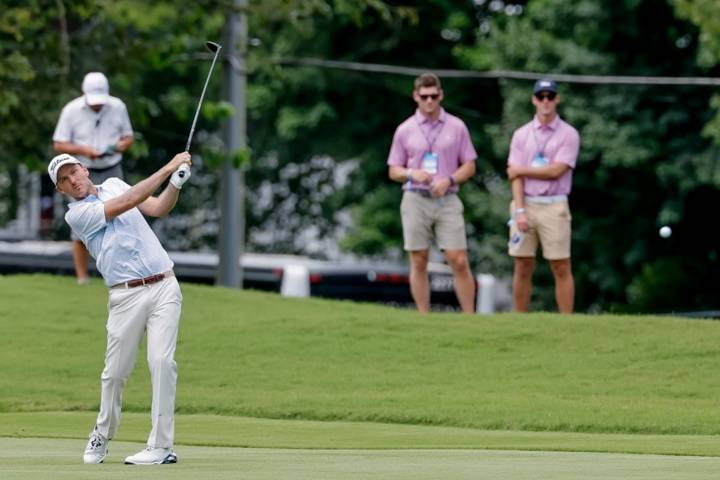 Russell Henley lidera la R1 del Tour Championship y Scottie Scheffler le persigue