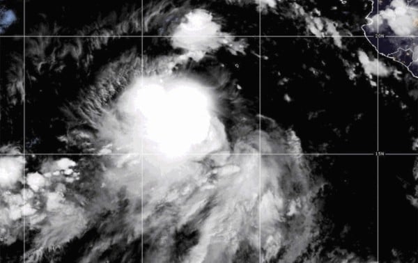 Las tormentas Juliette y Fernand avanzan sobre aguas abiertas en dos océanos