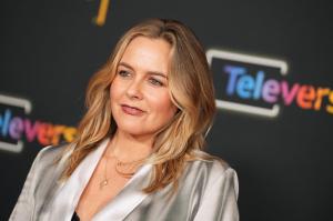 Alicia Silverstone’s Unfiltered & Makeup-Free Selfie Is the Ultimate Summer Inspo