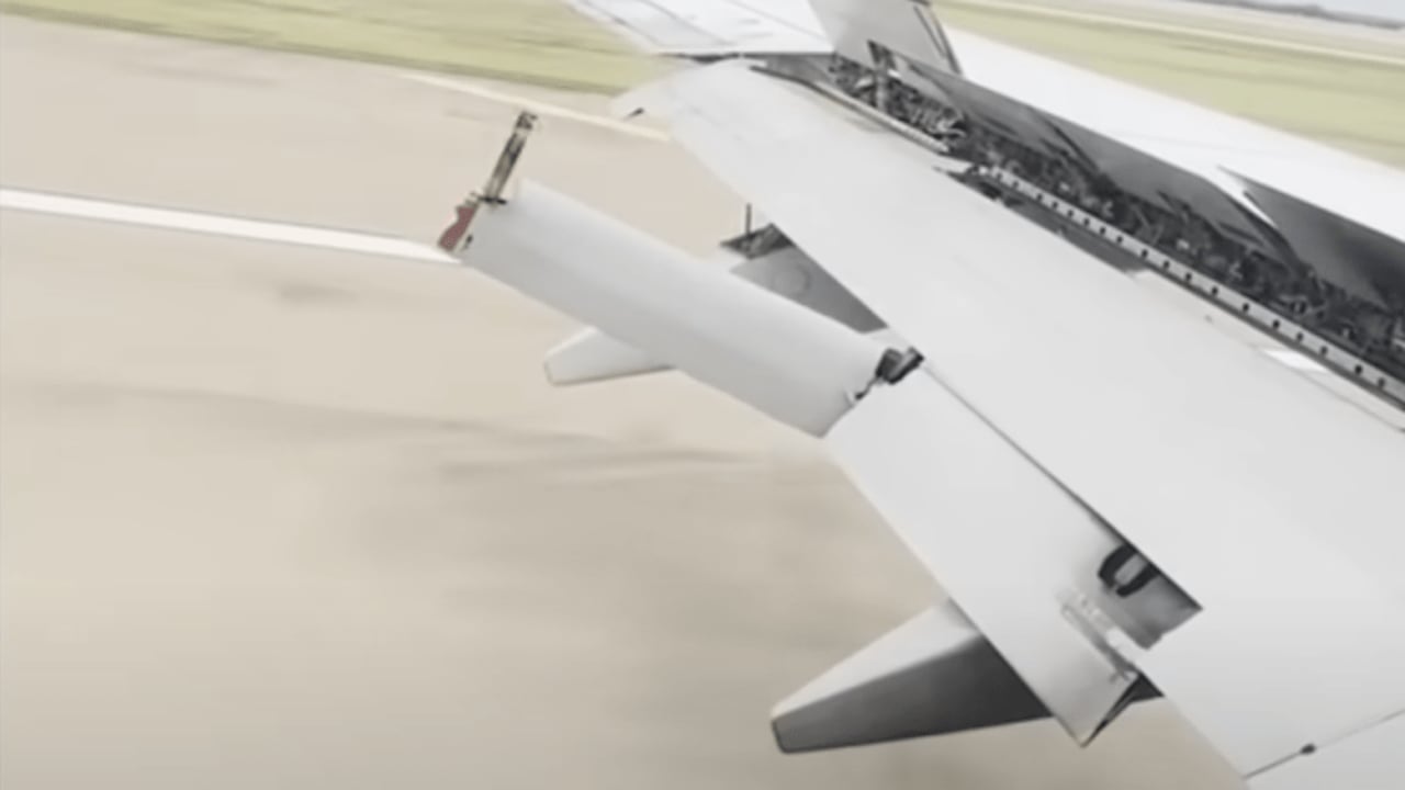 Video: Pasajeros graban aterrador instante en que parte del ala se desprende y causa pánico durante el vuelo