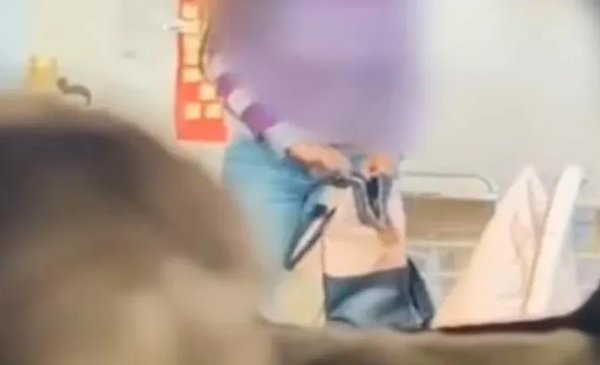 Escándalo: una profesora fue filmada robando dinero de los bolsos de sus alumnas