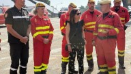 Robles visita a los militares de la UME que luchan contra los incendios en Ourense