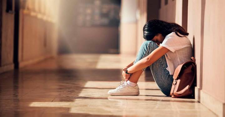 Los 20 son los nuevos 40: los jóvenes son cada vez más infelices, dice estudio