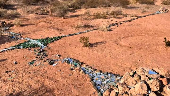 Terror en Neuquén: apareció una cruz con vidrios molidos en un parque turístico e investigan si es un ritual