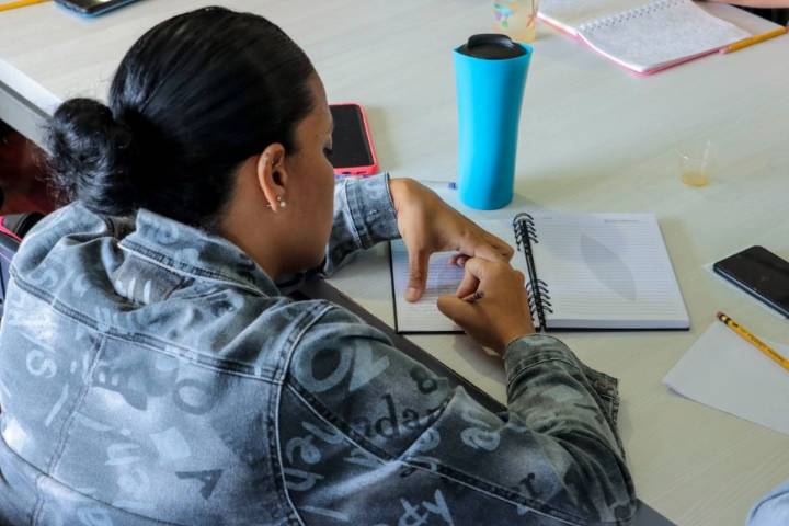 Mujeres jóvenes enfrentan barreras que limitan su desarrollo, acceso a educación y empleo