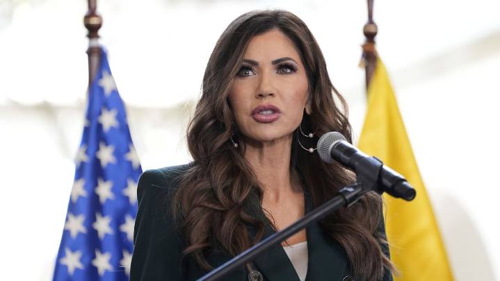 Noem slams 'sanctuary policies' on Illinois visit amid ICE recruitment effort